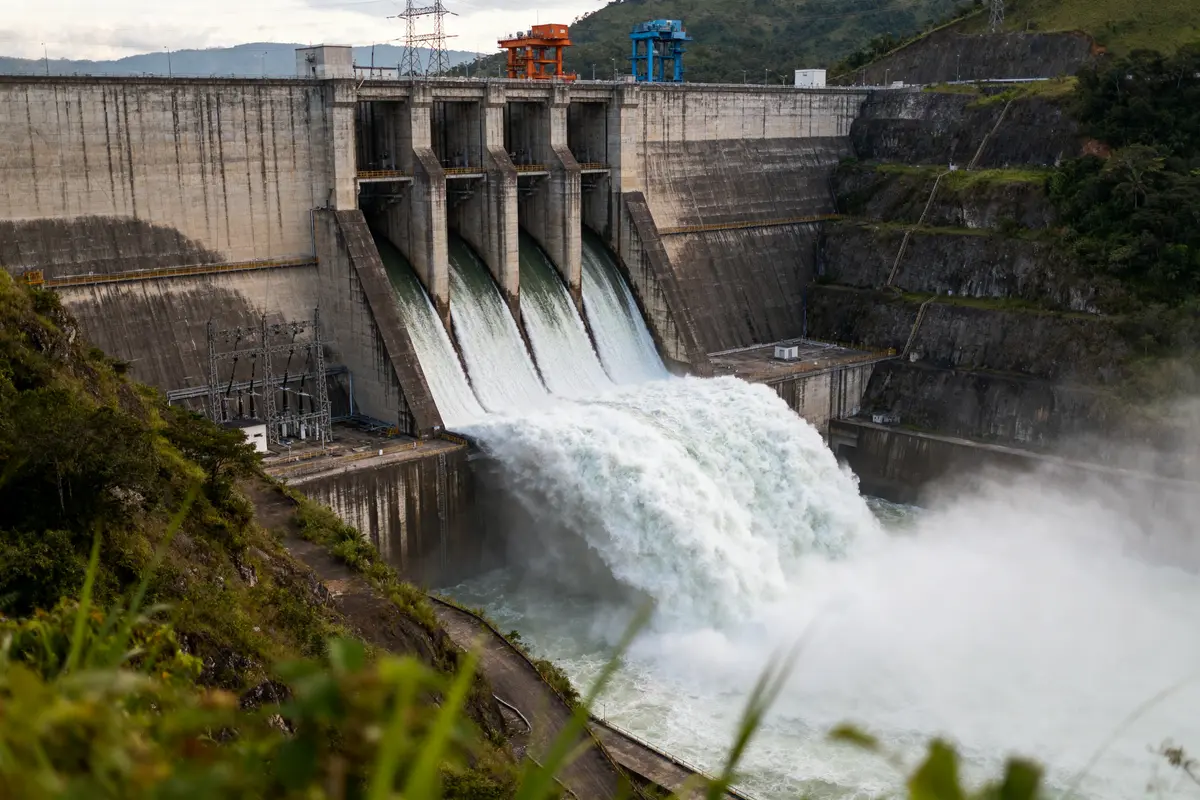 Barrage hydroélectrique puissant libérant l'eau, technologie Andeg pour électricité renouvelable